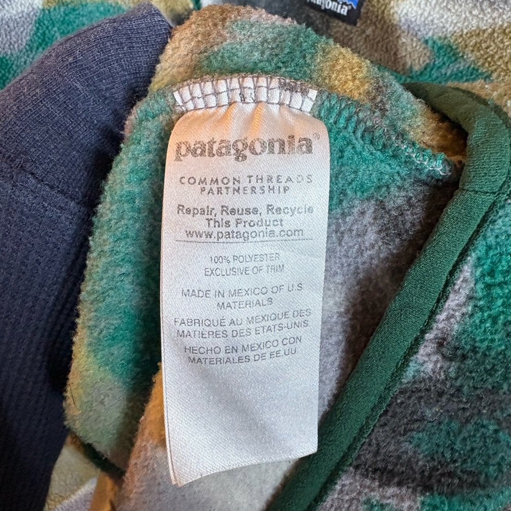 Patagonia Men's Green and Gray Fish Patterned Jacket - Picture 5 of 5